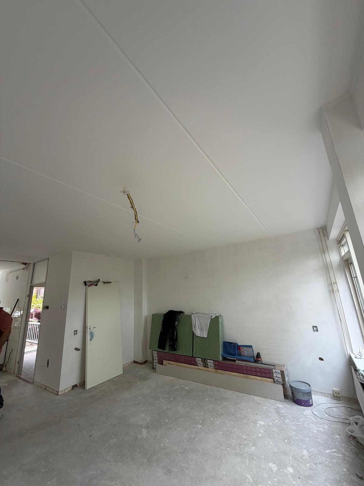 Woonkamerplafond strak gestuukt — Haarlem