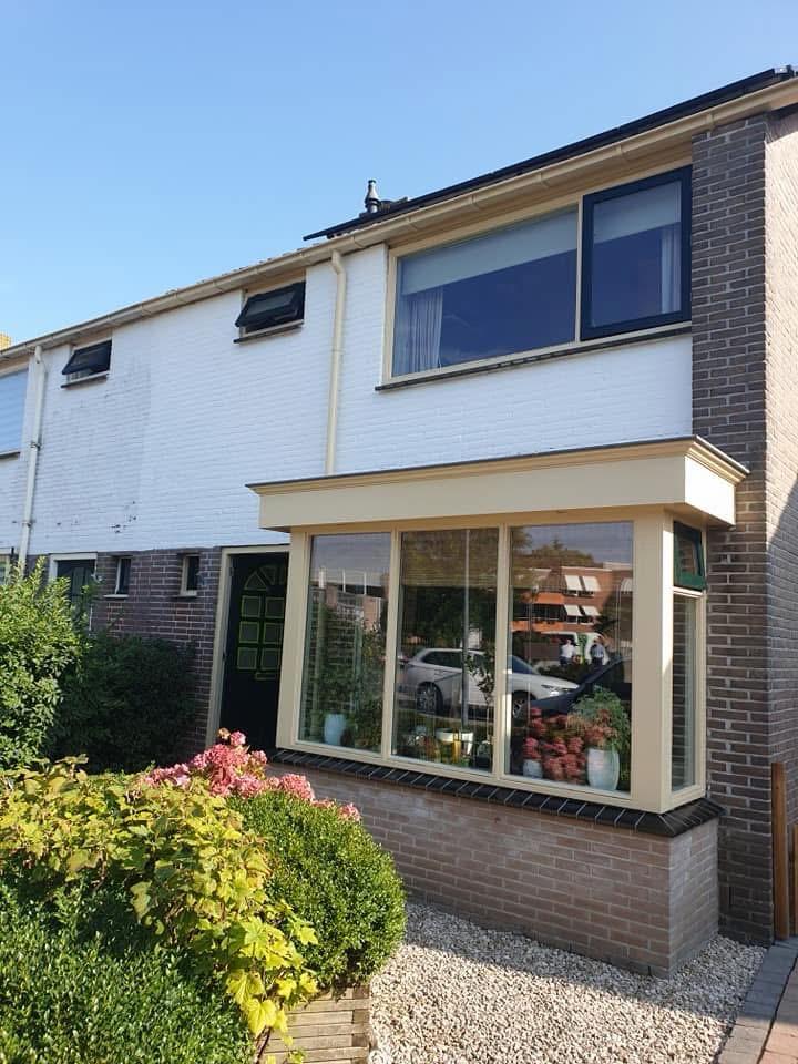 Buitenschilderwerk gevel met erker — Castricum