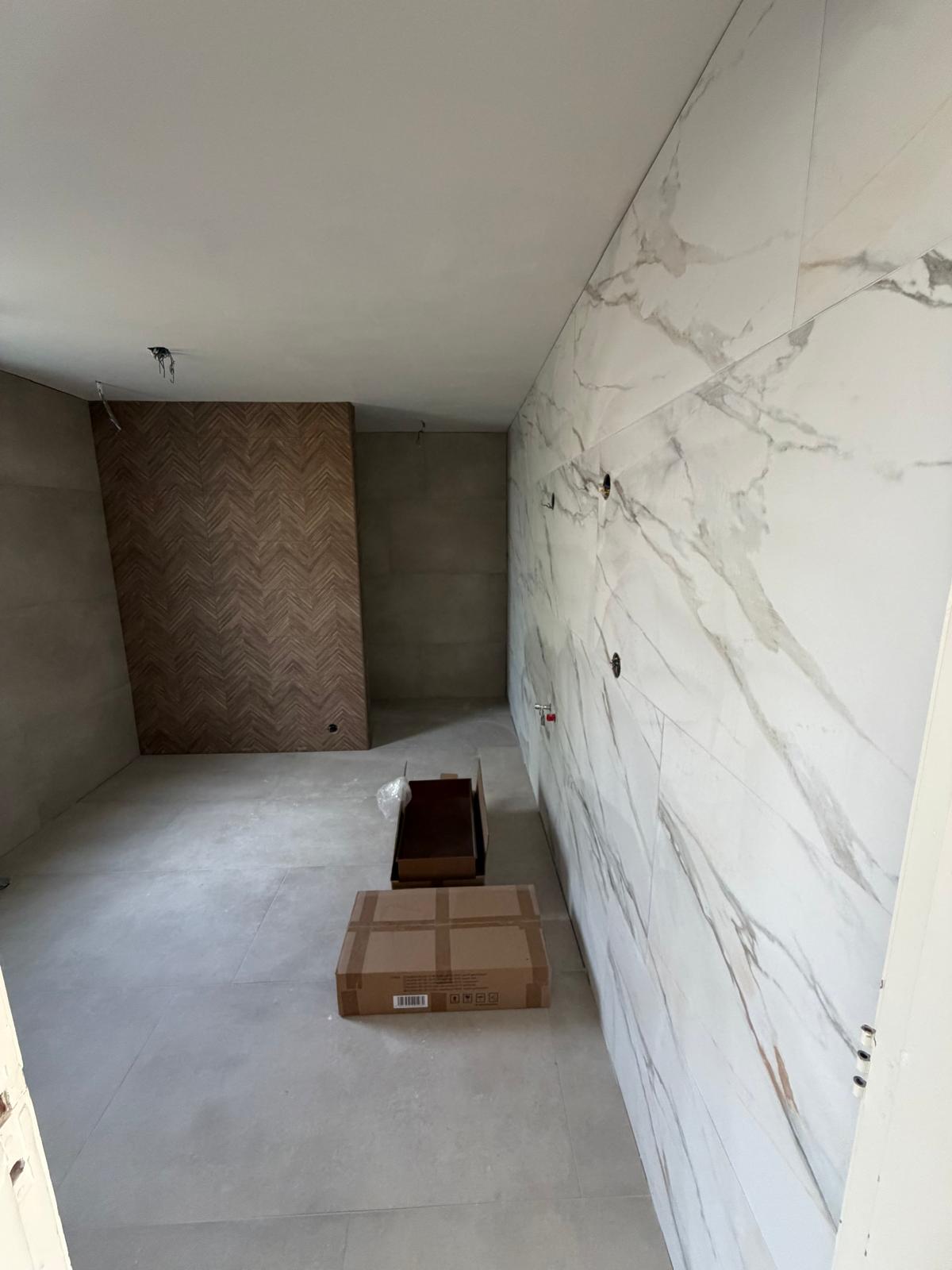 Luxe badkamer met marmerlook tegels — Regenboog Bouwbedrijf Noord-Holland
